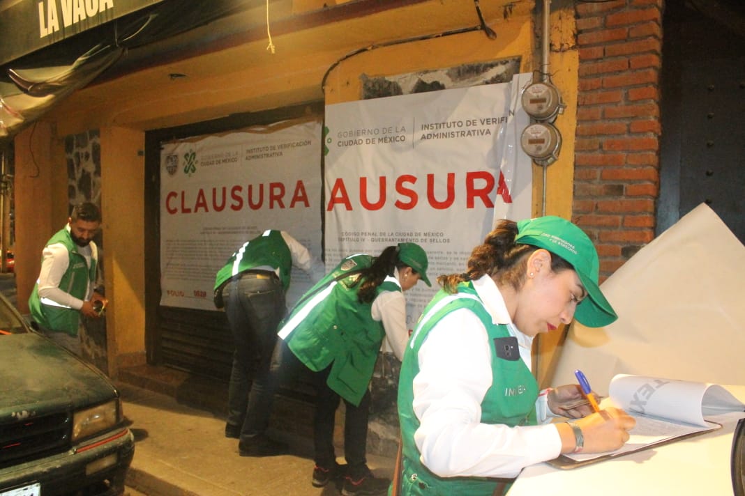 Verificador colocando sellos de clausura